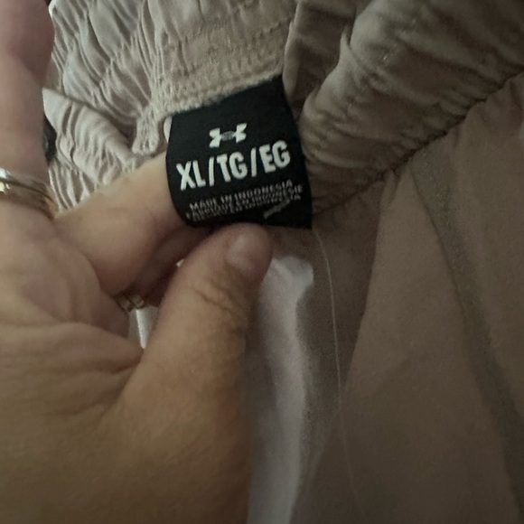 Women’s khaki color Under Armour shorts flex woven 5” - Picture 2 of 5